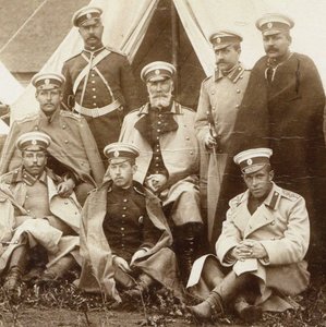 Nikolai Nikolaevich, principe Odoevsky-Maslov al centro con gli ufficiali della Guardia della Vita Cava