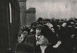 Notifica ufficiale della morte di re Edoardo VII affissa fuori da Buckingham Palace, maggio 1910 da Unbekannt