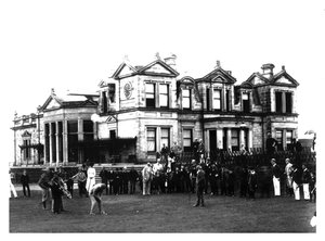 Old Tom Morris fuori dal Clubhouse dell