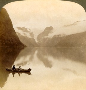Sul lago scuro Olden, tra montagne coperte di nuvole, verso il ghiacciaio Maelkevold, Norvegia, 1905 da Unbekannt