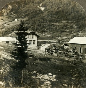 Sulla pittoresca strada di Telemarken - cambio di cavalli alla stazione di Grundesbro skyds, Norvegia, c1905