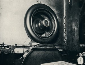 Uno dei pneumatici di Sir Malcolm Campbell che corre a 300 m.p.h., 1937 da Unbekannt