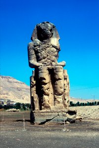 Uno dei Colossi di Memnone, vicino alla Valle dei Re, Egitto, XIV secolo a.C.