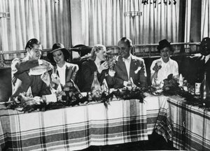 Inaugurazione di un ristorante da parte di cantanti francesi popolari, Parigi, settembre 1941