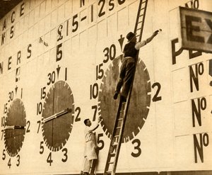 Pittori al lavoro sul tote della White City, West London, 1932, 1933