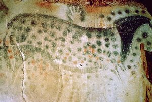 Pittura rupestre paleolitica di un cavallo e mani umane dalla Francia