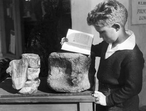 Palos Verdes, California: c.1927 Un giovane studia archeologia con l