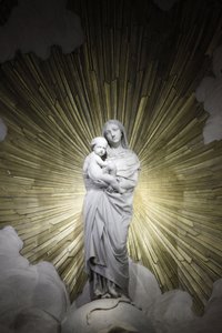 Parigi, Francia Statua della Vergine e del bambino nella chiesa di Saint-Francois-Xavier, Parigi, Francia