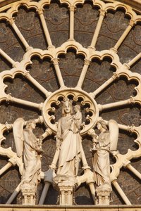 Cattedrale di Notre Dame di Parigi ala ovest: Vergine e bambino e angeli, Parigi, Francia