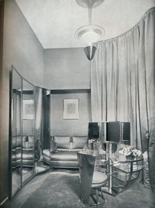 Parte di un boudoir spogliatoio in raso grigio colomba e metallo cromato, di Eugene Printz da Unbekannt