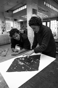 Pascal Gauvard, co-fondatore del laboratorio di incisione Pasnic, Annie-Paule Thorel, pittrice francese. Analisi di una stampa. Laboratorio di incisione Pasnic a Parigi nel 2009