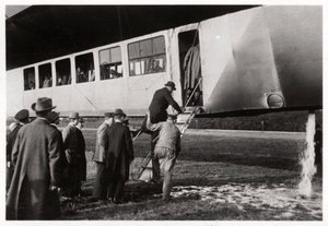 Passeggeri che salgono a bordo dello Zeppelin LZ 11 Viktoria Luise, c. 1912-1914, 1933 da Unbekannt