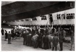 Passeggeri che salgono a bordo dello Zeppelin LZ 127 Graf Zeppelin, 1933 da Unbekannt