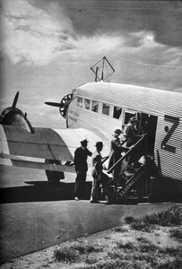 Passeggeri che salgono su uno degli aerei Junkers della South African Airways, c1936 c1937