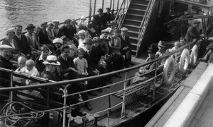 Passeggeri a bordo di una barca, Bournemouth, Dorset, 1921