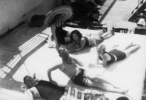Passeggeri che prendono il sole a bordo di una nave da crociera, c1920-c1930