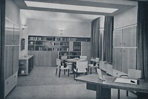 Paul Bromberg. Sala da pranzo e soggiorno combinati in una casa a Rotterdam, in avorio, rosso-arancio