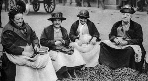 Sgranatura dei piselli a Covent Garden, Londra, 1926-1927 da Unbekannt