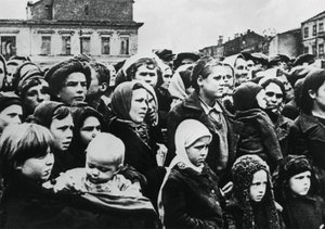 Popolo della città russa di Smolensk dopo la liberazione da parte dell