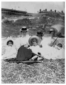 Persone su una spiaggia, c1890-1909