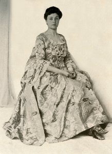 Fotografia di un broccato kincob, con stomacher ricamato in seta, c1750, 1937 da Unbekannt