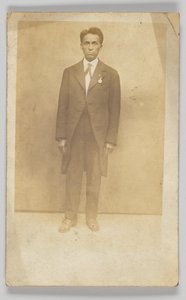 Cartolina fotografica di un uomo in abito, 1904-1918 da Unbekannt