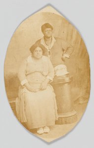 Cartolina fotografica di due donne non identificate, 1918-1930