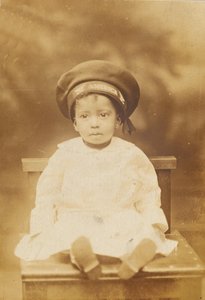 Cartolina fotografica con immagine di un bambino piccolo, 1918-1930 da Unbekannt