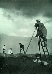 Fotografando al bordo del cratere, Aso-San, 1910 da Unbekannt