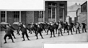 Esercizio fisico in una scuola di Londra, c1900-1901 da Unbekannt