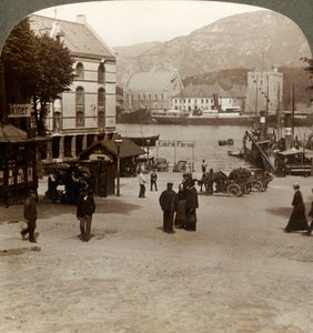 Pittoresca vecchia fortezza Bergenhus, da una piazza nella città moderna, Bergen, Norvegia, 1905