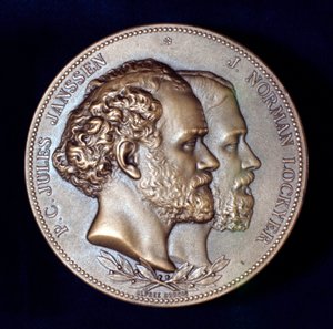 Pierre Janssen e Joseph Norman Lockyer, astronomi francesi e inglesi, 1868