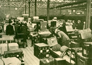 Pile di bagagli alla stazione di Charing Cross, 1930