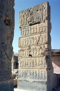 Rilievo di un pilastro dalla Sala delle Cento Colonne, periodo achemenide, V secolo a.C. (foto) da Unbekannt