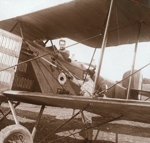 Pilota in biplano, c1914-c1918