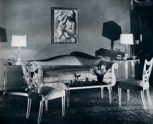 Mobili in plexiglas in un interno degli anni 