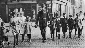 Poliziotto che aiuta i bambini a scuola ad attraversare la strada, East End, Londra, 1926-1927 da Unbekannt