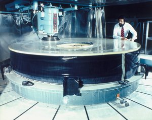 Lucidatura dello specchio del Telescopio Hubble, anni 