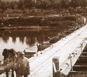 Ponte di barche sul fiume Aisne a Venizel, Aisne, Francia, c1914-c1918