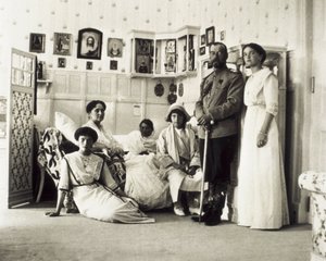 Ritratto dello Zar Nicola II (1868-1918) con la sua famiglia, da sinistra a destra Tatiana, Alexandra (sua moglie), Anastasia, Maria e Olga, c. 1910