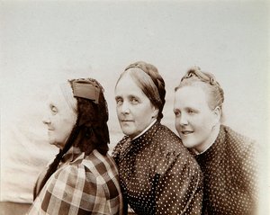 Ritratto di tre donne, Russia, 1890 da Unbekannt