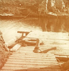 Posto sulla riva del fiume, Diksmuide, Belgio c. 1914-c. 1918 da Unbekannt