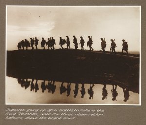 Prima guerra mondiale: truppe di rinforzo avanzano verso le trincee del fronte, con tre palloni di osservazione nelle nuvole da Unbekannt