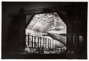 Preparativi per un volo notturno, Zeppelin LZ 127 Graf Zeppelin, 1933 da Unbekannt