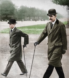 Il principe Edoardo che cammina con il signor HP Hansell, il suo tutore, ad Auteuil, Francia, 1912 1936