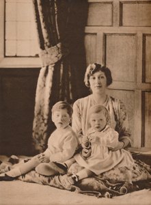 Principessa Mary, Viscontessa Lascelles, con i suoi due figli, Gerald e George, 1926 1935