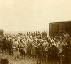 Prigionieri a Perthes les Hurlus, nord della Francia, c1914-c1918 da Unbekannt