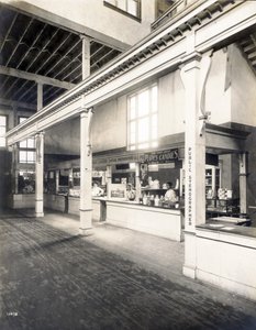 Stand di convenienza pubblica, con cartoline, caramelle e cabine per stenografi pubblici nel Palazzo delle Manifatture alla Fiera Mondiale del 1904 da Unbekannt