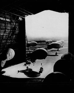 Inserimento di palloni di sbarramento in un hangar, 1943 da Unbekannt