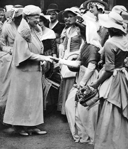 La regina Maria al vecchio mercato e fiera di Westminster a Deans Yard, Westminster, c1936 da Unbekannt